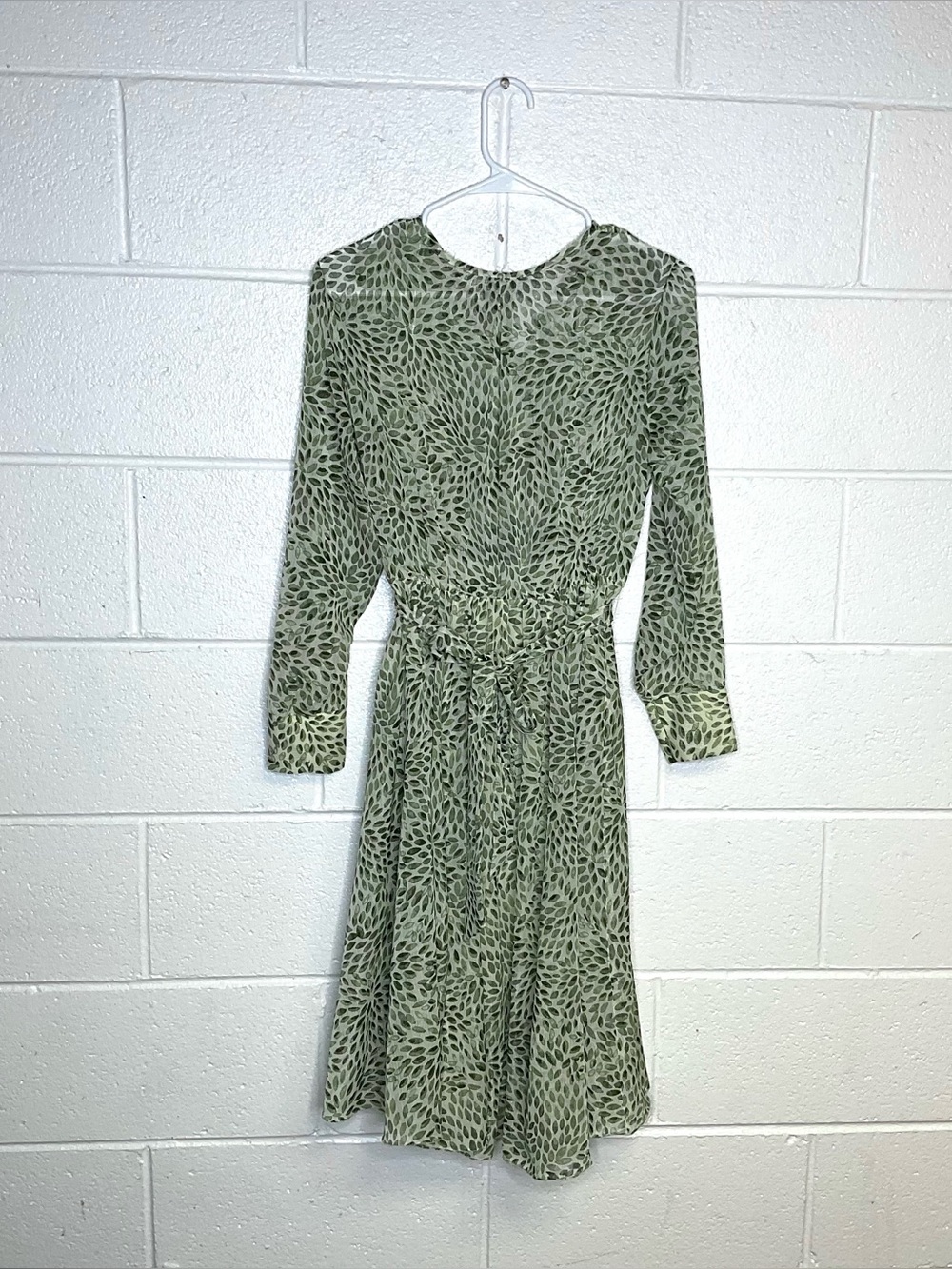 < Alexa B Nites Green Leaf Pattern Long Sleeve Midi Dress > - Picture 4 of 4